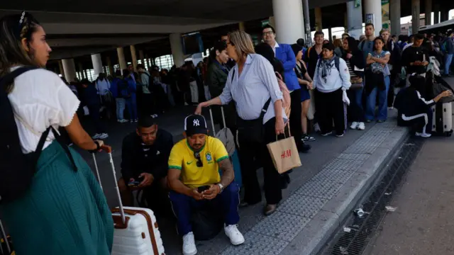 Мандрівники чекають біля залізничного вокзалу Аточа зі своїм багажем після того, як його закрили через відключення електроенергії в Мадриді, Іспанія, 28 квітня 2025 року.
