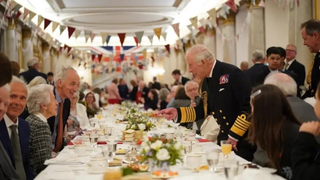 Король Карл за столом с ветеранами