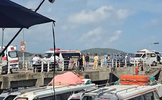 वियतनाम के फु क्वोक द्वीप पास राहत और बचाव कार्य के लिए तुरंत एंबुलेंस बुलाए गए