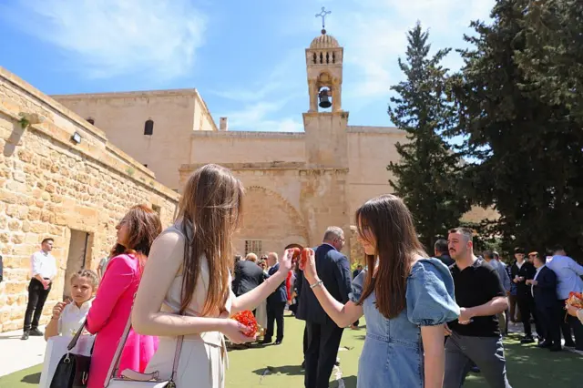 Süryani Ortodoks cemaati Mardin'de Paskalya Bayramı'nı kutlamak üzere Kırklar Kilisesi'nde düzenlenen ayine katılıyor.