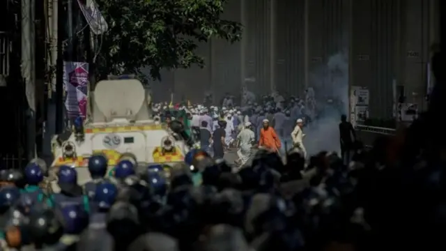 পুলিশের অ্যাকশান