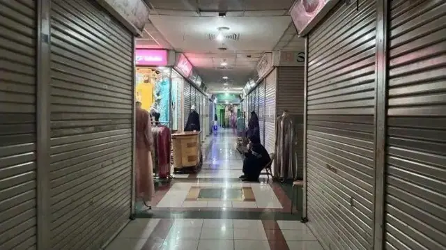 Lantai 3a Pasar Tanah Abang hampir jarang dilalui pengunjung karena sebagian besar toko tutup karena sepi pembeli.