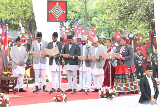 शपथ लिँदै नयाँ मन्त्रीहरू