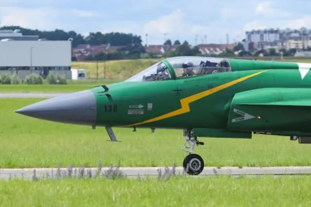 সবুজ মাঠের ওপর সবুজ রংয়ের একটি যুদ্ধবিমান