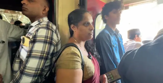 සාගරිකා දුම්රියේදී අපට හමුවූ නදීරා ඛේතකී පැවසූවේ, තමන් දුම්රිය බලධාරීන්ගෙන් කරන 'එකම ඉල්ලීම දුම්රිය වේලාවට ධාවන කිරීම' බවයි.