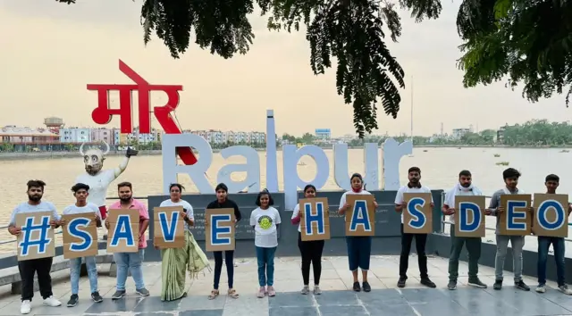 रायपुर में विरोध करते लोग. 