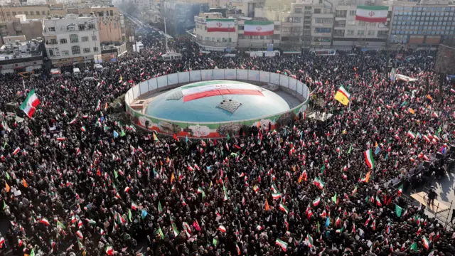 إيرانيون يشاركون في مسيرة مؤيدة للحكومة في طهران، إيران، ١٢ يناير/كانون الثاني ٢٠٢٦