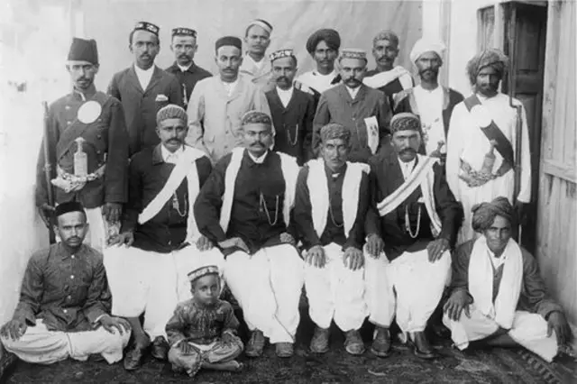 یہ تصویر سنہ 1910 کی ہے جس میں رتنشی کمپنی کے مالکان اور اہل خانہ نظر آ رہے ہیں