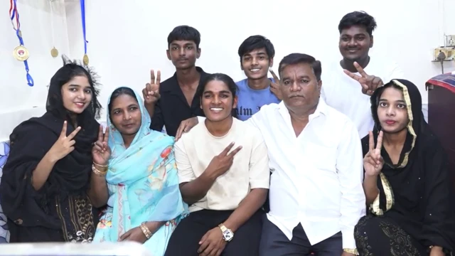 सिमरन (मध्यभागी) तिच्या कुटुंबीयांसमवेत
