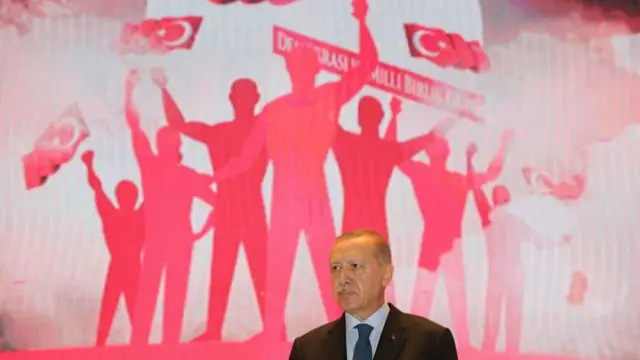Președintele turc Recep Tayyip Erdogan se adresează mulțimii de pe Podul Martirilor din 15 iulie în timpul evenimentelor organizate în cadrul Zilei Democrației și Unității Naționale din 15 iulie, care marchează a doua aniversare a loviturii de stat înfrânte din 15 iulie, la Istanbul, Turcia, pe 15 iulie 2018.