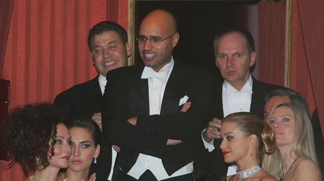 23 फरवरी 2006 को वियना में आयोजित ओपेरा बॉल में क्रिस्टीन लुगनर (बाएं), लीबिया के नेता के बेटे और संभावित उत्तराधिकारी सैफ अल-इस्लाम गद्दाफी (बीच में) और लुगनर की सेलिब्रिटी मेहमान कारमेन इलेक्ट्रा (बाएं से दूसरी) नज़र आए.