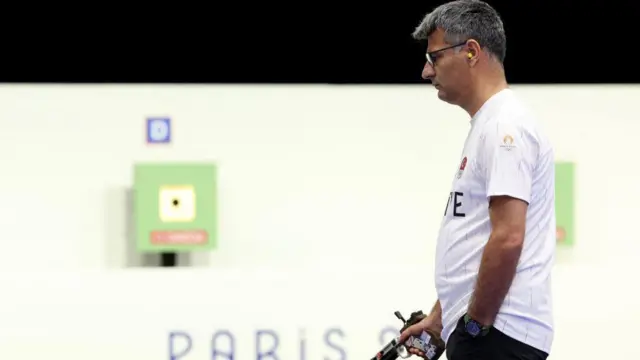 Yusuf Dikeç após atirar nas Olimpíadas de Paris