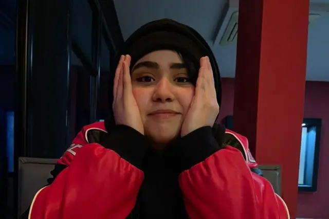 عکس: آمنه موفق شد با سه برادر و خواهرش جان به در برد