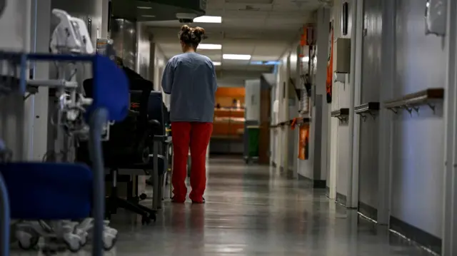 الممرضة لورا برينت تمشي في المستشفى أثناء نوبتها في مستشفى لينكولن هيلث كوميونيتي في هيوغو، كولورادو