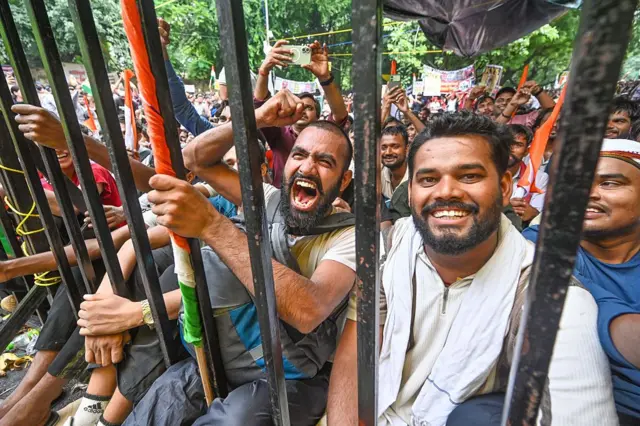 காக்ரோச் ஜனதா கட்சி போராட்டம் குறித்து சர்வதேச ஊடகங்கள் கூறுவது என்ன?