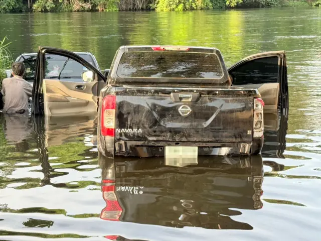 မြန်မာနိုင်ငံသားတွေကို သယ်ဆောင်လာတဲ့ကားဟာ ထွက်ပြေးဖို့ကြိုးစားရင်း မြစ်ထဲပြုတ်ကျပြီး အဖမ်းခံကြရတာပါ။