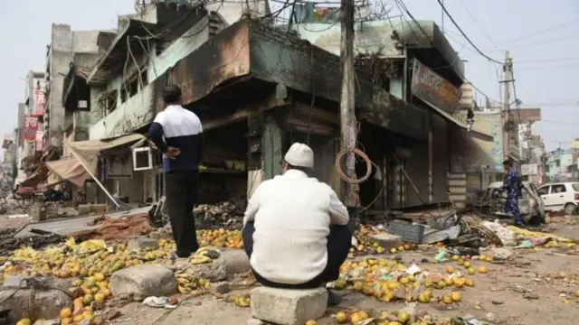 हा फोटो 26 फेब्रुवारी 2020 रोजी दिल्लीच्या मुस्तफाबाद परिसरात घेण्यात आला होता. हिंसाचारादरम्यान, दंगलखोरांनी अनेक दुकाने आणि घरे पेटवून दिली होती.