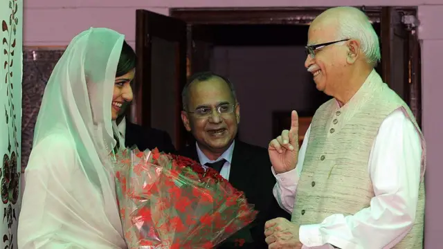 দিল্লিতে বিজেপি নেতা লালকৃষ্ণ আডভানির সঙ্গে পাকিস্তানের পররাষ্ট্রমন্ত্রী হিনা রাব্বানি খার। জুলাই, ২০১১