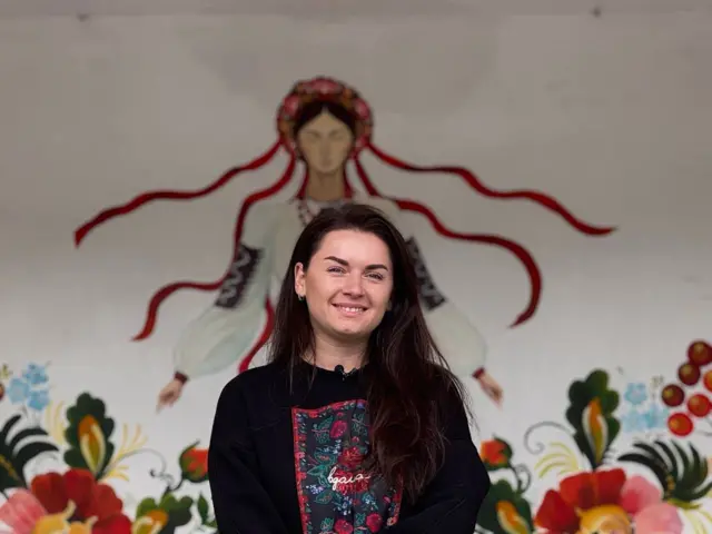 Олена біля відремонтованої зупинки