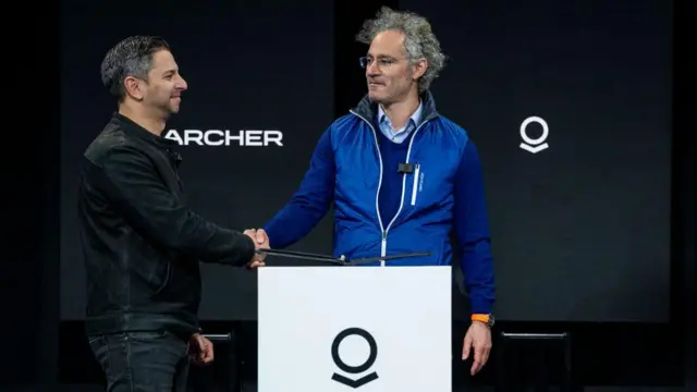 آدام گلداستاین (راست)، بنیان‌گذار و مدیرعامل شرکت هوانوردی آرچر