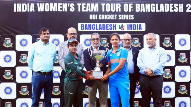 ম্যাচ শেষে পুরষ্কার বিতরণীতে