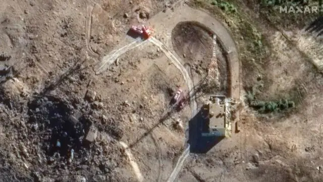 Muonekano wa karibu zaidi wa kreta iliyopigwa na Maxar mnamo Septemba 21.