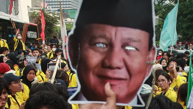 Topeng bergambar Presiden Prabowo