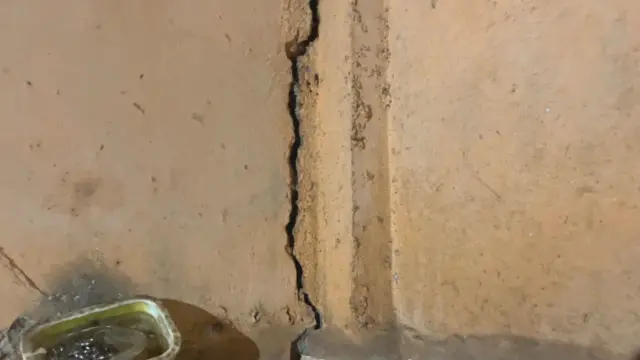 ब्लास्टिंगमुळे, त्या जोरदार कंपनांमुळे आता जुन्या घरांना भेगा पडल्या आहेत.