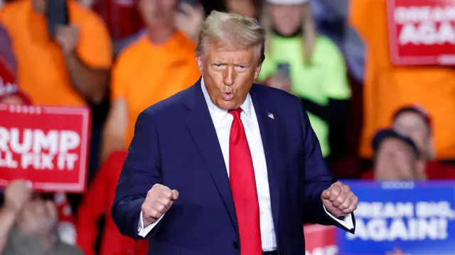 Доналд Трамп плеше на једном од предизборних скупова