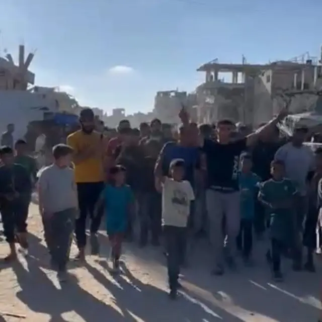 ガザ南部ハンユニスでの抗議運動の様子。爆撃で荒廃した街を人々が練り歩いている。前列には子供の姿もある