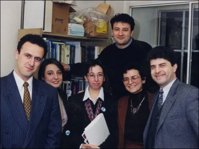 BBC Türkçe ekibi, o gün işe yeni başlayan Ebru Doğan ile. Soldan sağa: Gökhan Kavasoğlu, Işın Eliçin, Ebru Doğan, Tahsin Aktı, Firdevs Robinson, Hüseyin Sükan. (27/11/1997)