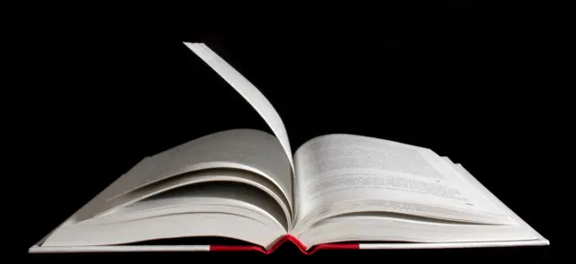 Un livre ouvert sur fond noir