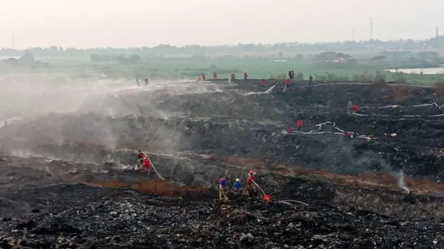 Pengkampanye Urban Berkeadilan Walhi Nasional, Wahyu Eka Styawan, mengatakan penanganan kebakaran saat ini yang hanya mengandalkan penyiraman air, baik melalui operasi darat maupun water bombing, sesungguhnya tidak menyentuh sumber persoalan.