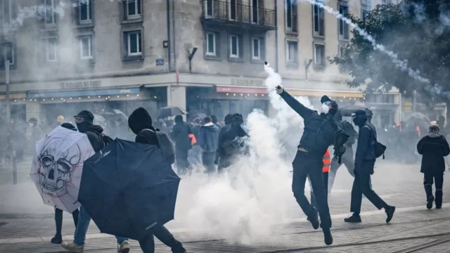 Manifestantes usam guarda-chuvas para bloquear bombasgrupo de apostas futebol virtualgás lançadas pela polícia