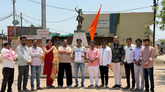 'शिवाजी अंडरग्राउंड इन भीमनगर मोहल्ला' या नाटकाची टीम.