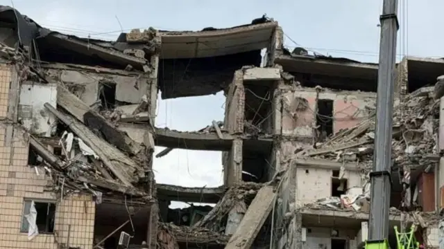 Зруйнована обстрілом багатоповерхівка