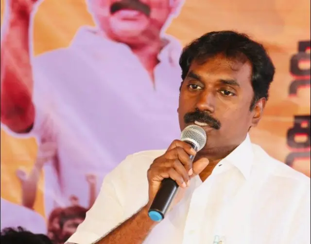 "அதுகுறித்து எந்த விவரங்களும் எனக்குத் தெரியவில்லை. அந்த இடத்துக்கும் எனக்கும் எந்தவித தொடர்பும் இல்லை. அவர்கள் கூறும் விவகாரத்துக்கும் எனக்கும் சம்பந்தம் இல்லை. என்னைத் தொடர்புபடுத்திப் பேசுவது தவறானது" என்று எ.வே.கம்பன் கூறினார்.