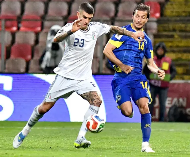 إيفان سونجيتش (يمين) من البوسنة والهرسك في مواجهة جيانلوكا مانشيني من إيطاليا خلال مباراة الملحق الأوروبي المؤهل لكأس العالم 2026 بين البوسنة والهرسك وإيطاليا
