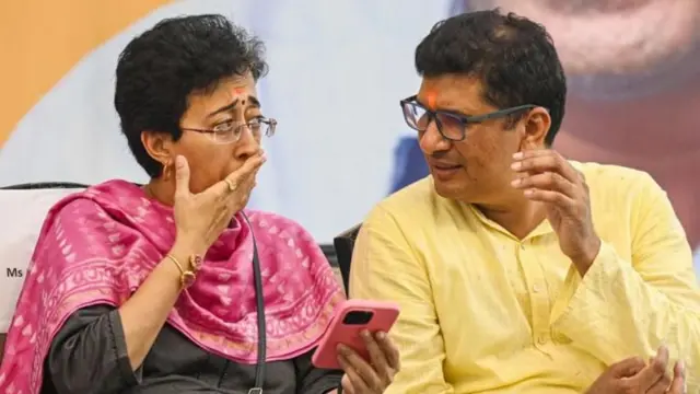 आतिशी आणि सौरभ भारद्वाज हे सध्या दिल्ली सरकारचे नेते आहेत.