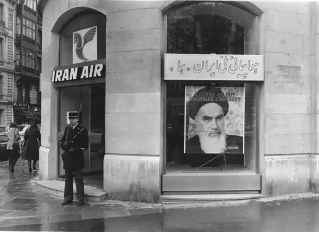 Sawirka bannaanka xafiiska Duulista Iiraan ee Paris 1-dii Febraayo 1979-kii, maalintii Ayatollah Khumeyni uu ka duulay Paris kuna socday Tehran