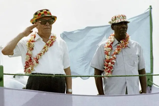 MIDOWGII SOFIYEETI IYO SOOMAALIYA