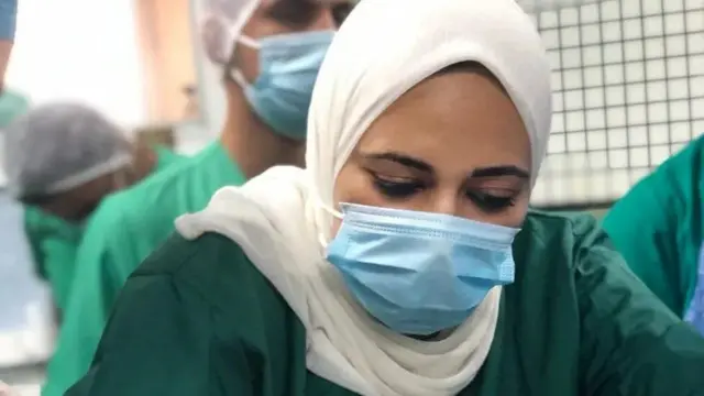 نغم مزيد تعالج المرضى في مستشفى شهداء الأقصى