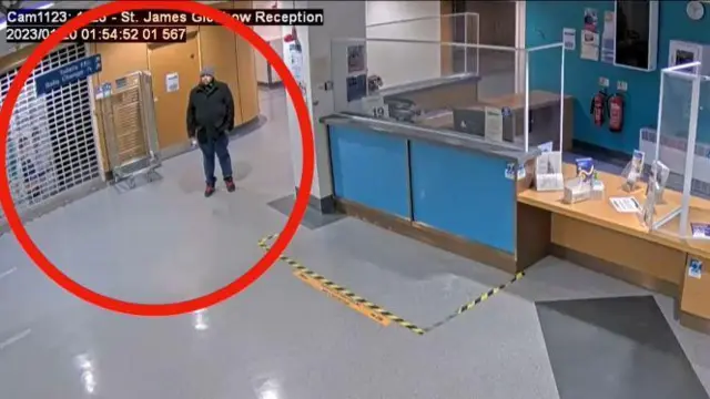 Mohammad Farooq no saguão do Hospital St. James, em Leeds (Inglaterra). Um grande círculo vermelho mostra Farooq na área deserta do edifício.