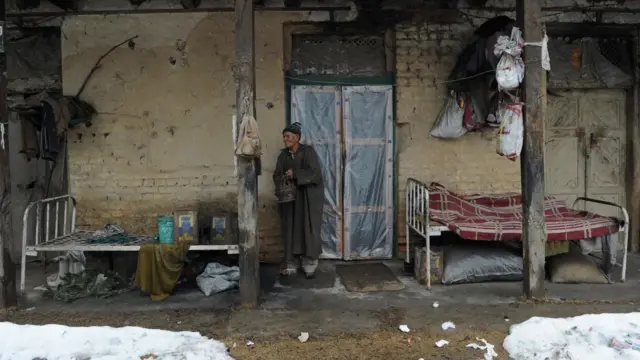 Secara historis, sudah umum di banyak budaya untuk mengkarantina orang yang terinfeksi kusta di rumah atau rumah sakit khusus.