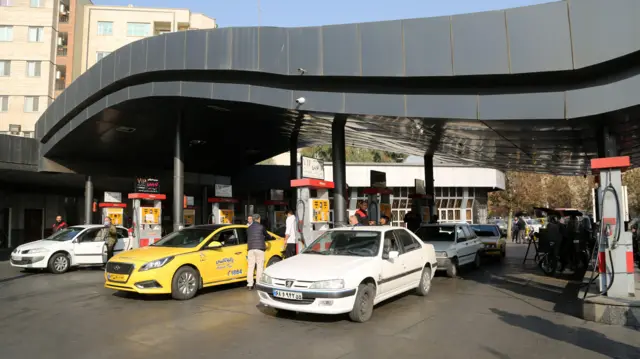 نمایی از یک پمپ بنزین خارج از سرویس در نتیجه حمله سایبری به سیستم تامین سوخت ایران، انجام شده توسط هکرهای اسرائیلی، در تهران، ایران در تاریخ ۱۸ دسامبر ۲۰۲۳. این حمله خدمات بسیاری از پمپ بنزین ها را در پایتخت ایران مختل می کند.