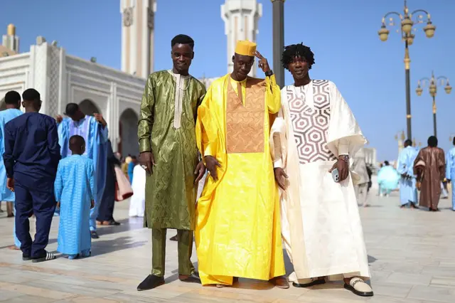 Des milliers de musulmans se rassemblent à Massalikoul Jinaan, l'une des plus grandes mosquées d'Afrique de l'Ouest, pour la prière de l'Aïd al-Adha à Dakar, au Sénégal, le 7 juin 2025. 