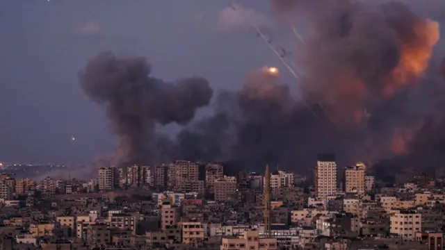 قصف صاروخي ينطلق من غزة على البلدات الإسرائيلية بتزامن مع قصف إسرائيلي لأهداف في القطاع
