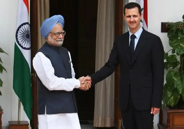 2008 मध्ये सीरियाचे राष्ट्राध्यक्ष बशर अल-असद भारतात पाच दिवसांच्या दौऱ्यावर आले होते, तत्कालीन पंतप्रधान मनमोहन सिंग या फोटोमध्ये त्यांच्यासोबत आहेत.