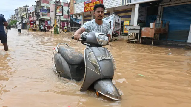 వరదనీటిలో వాహనాలు