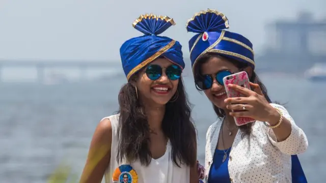 विषमता पाहात, सजग आणि कार्यरत असणारे तरुण सद्य स्थितीविषयी स्पष्टपणे व्यक्त होतात.